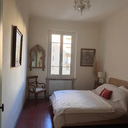 Apartmán Elegant 2-bedroom Terrace In The Heart Of The *